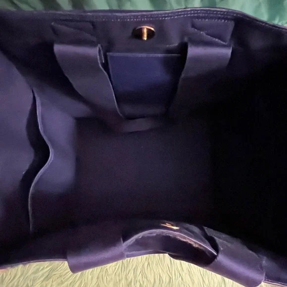 BURBERRY TOTE WITH COA (1650 RETAIL) - Picture 9 of 13